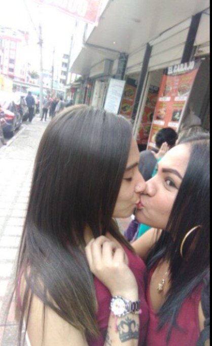 Un beso en p&uacute;blico sin miedo ano  A lo que piensen https://t.co/h92QWeyrzI<a href="/tag/nuevafotodeperfil"class="tags"><span>#nuevafotodeperfil</span></a>