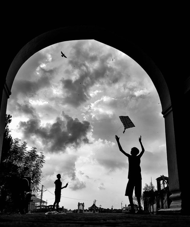 ShowDaddyIN's tweet photo. Ready Steady Go, Embrace your Passion!
See Pic: Sunit Biswas captured the beautifully surreal moment to watch the children flying #kites on the streets of #Kolkata!
What have you been busy with? Share your photos or videos with us. #ShowDaddy
#streetphotographykolkata https://t.co/oNHDLx3o3s