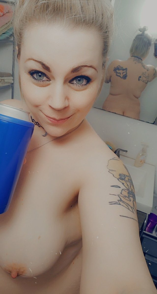 DeppRoxy's tweet photo. Hey yall ask me about my private vip page on @onlyfans. Loving my life and loving show off to yall 🥰 hope u cum visit me and my sexy milf page https://t.co/xjynk5G4wN  #milf #onlyfans #blonde #sellingcontent #OF #chubby #thick #inked #inkedmom #MommyBlowsBest https://t.co/DXauKElMFN