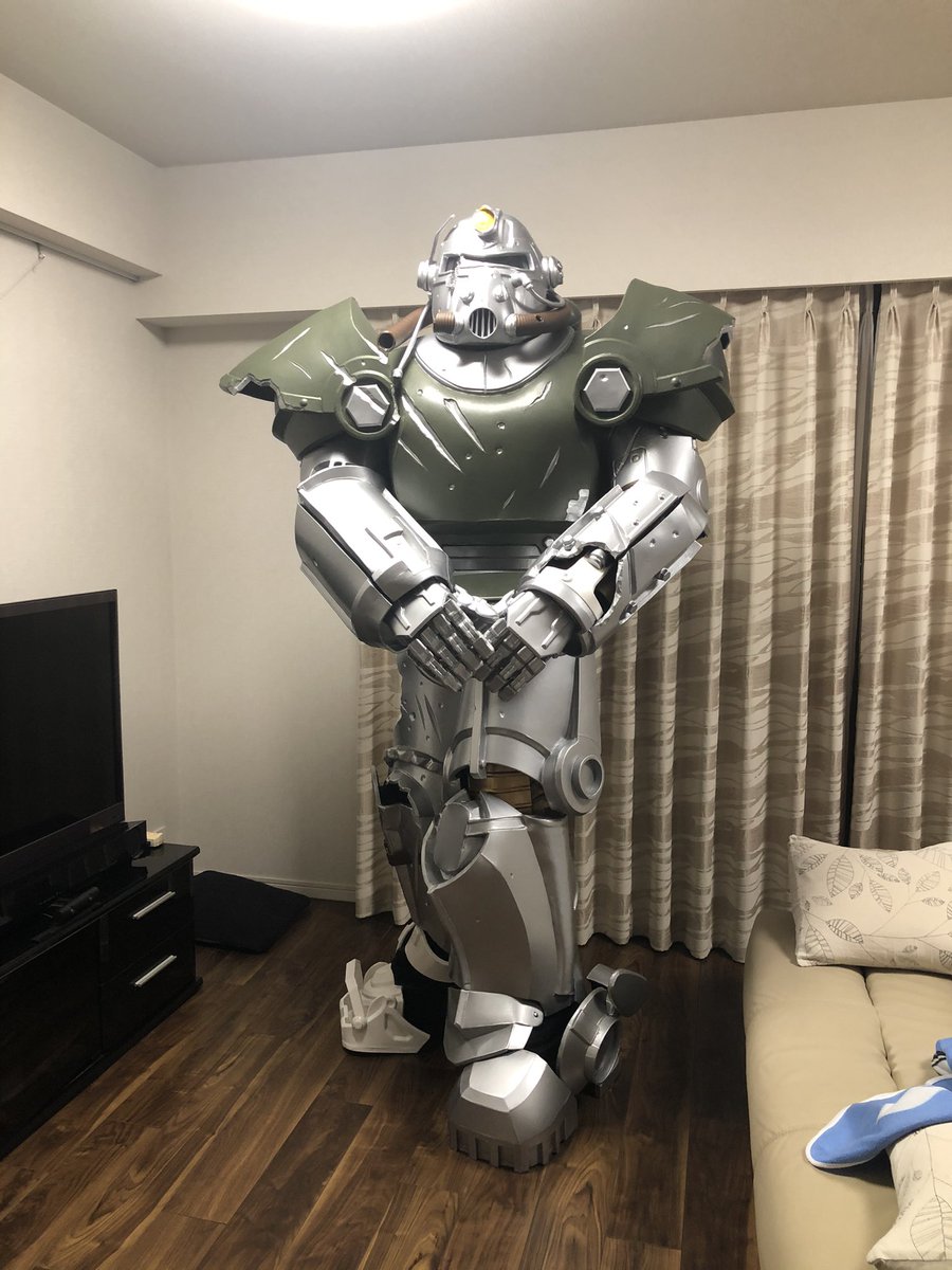 gekikawa_kebasn's tweet photo. 試着するたびに何故かサイドチェストをする男 https://t.co/8lwyo2S5CV