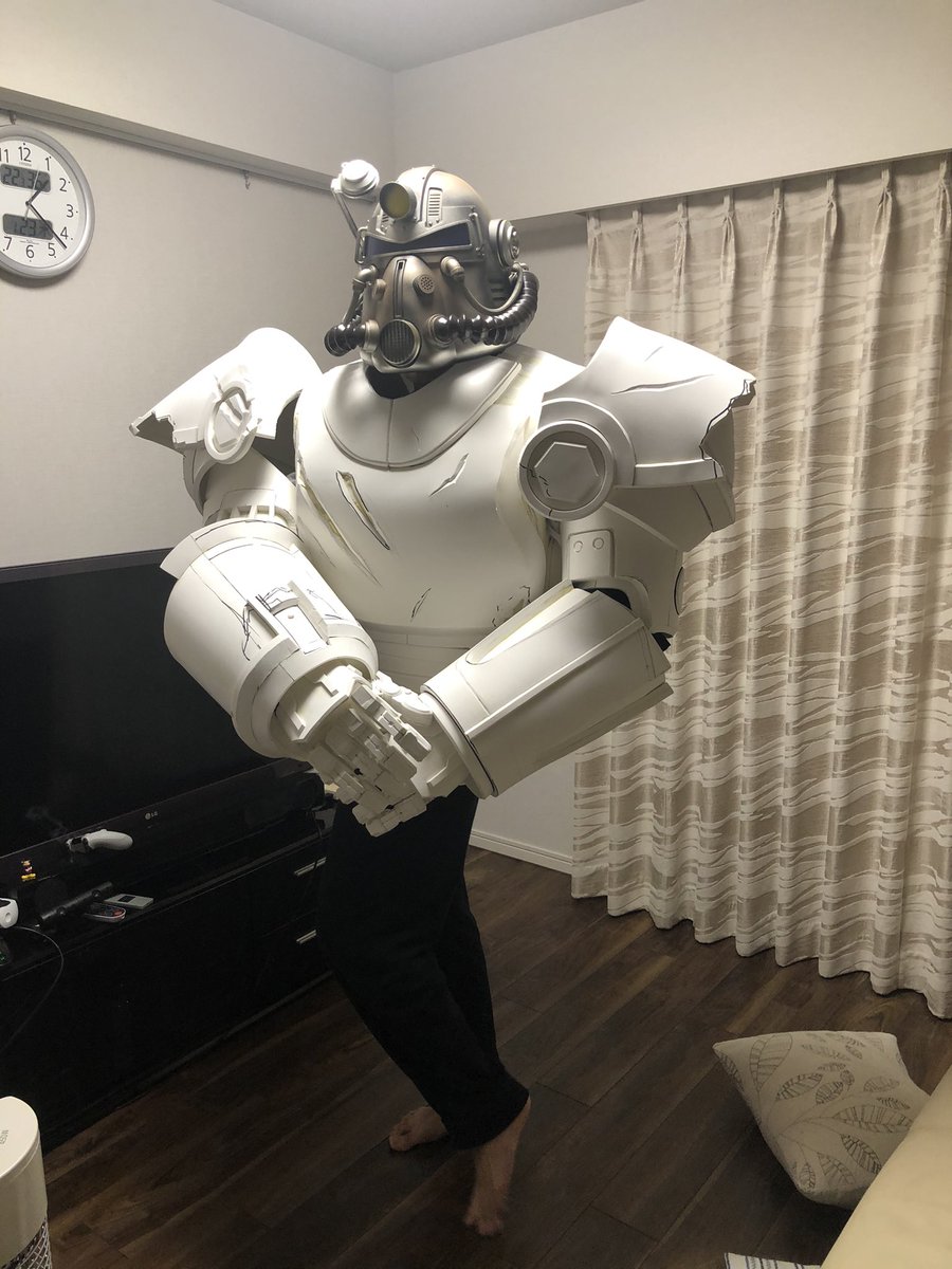 gekikawa_kebasn's tweet photo. 試着するたびに何故かサイドチェストをする男 https://t.co/8lwyo2S5CV