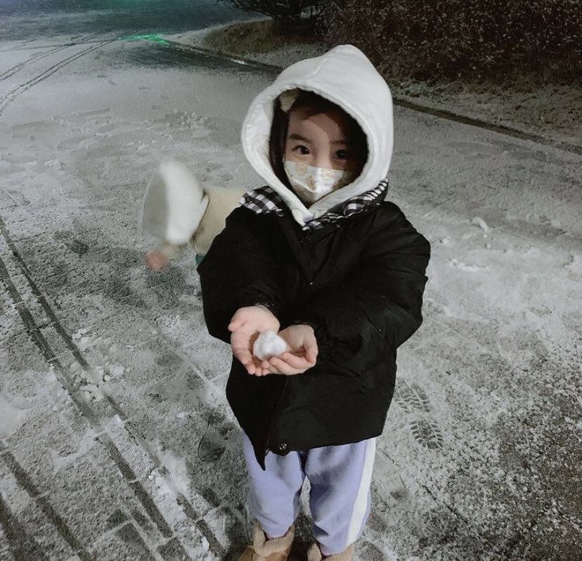 eojnn's tweet photo. Hello, good day everyone. Here’s my baby making tiny snowman. Goodbye. https://t.co/u99EViOYUc