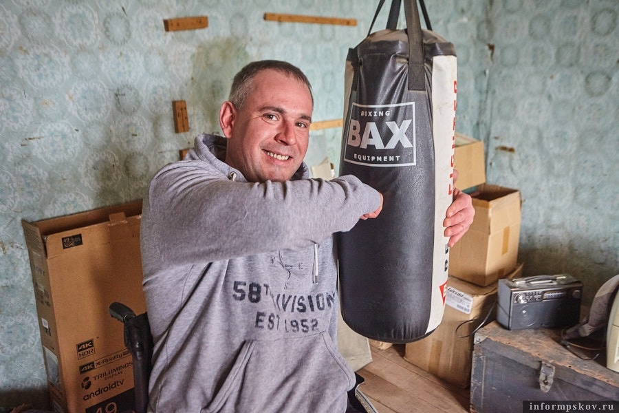 Инвалид-колясочник из Острова Псковской области ​Дмитрий Настоящий больше шести лет самостоятельно ухаживает за родителями, перенесшими инсульт​ priderussia.ru/pomoshch/inval…