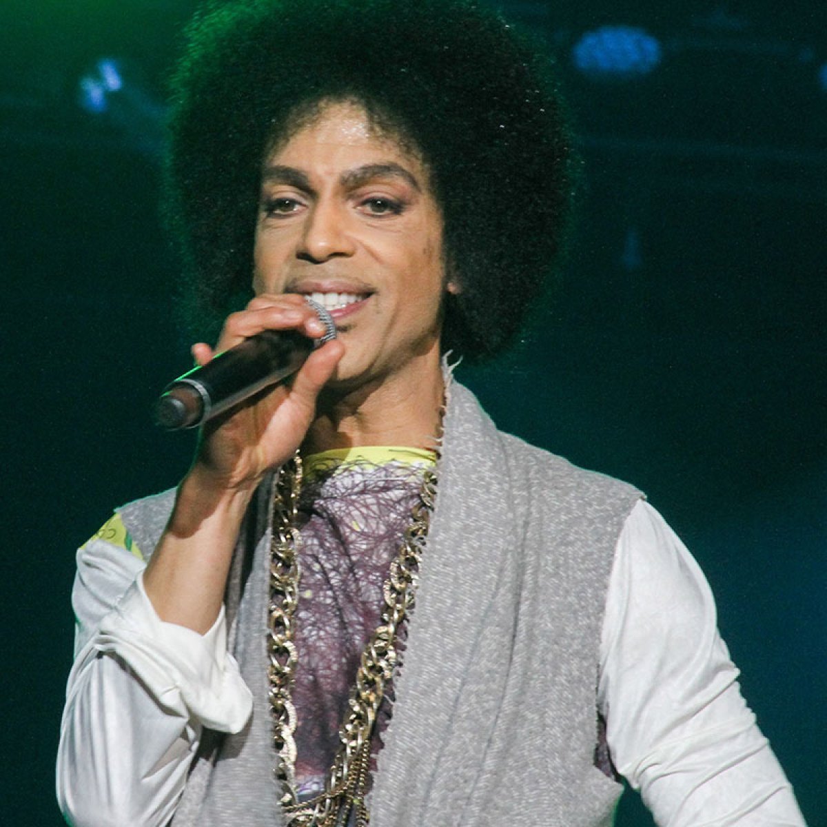 Everybody is always ready to see him look perfect, but pictures like this makes people feel sad. This is 100% real. This is a human person not a fantasy or a cleaned up version with filters and Photoshop. This is a 56ish year old man.