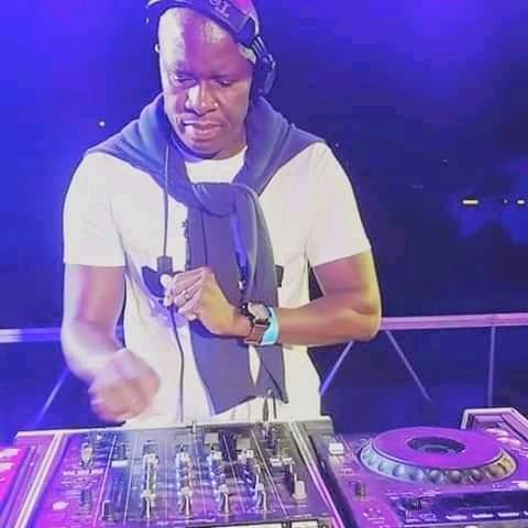 Mr KB Molopyane Handing off his mic and headphones with respect... 👏