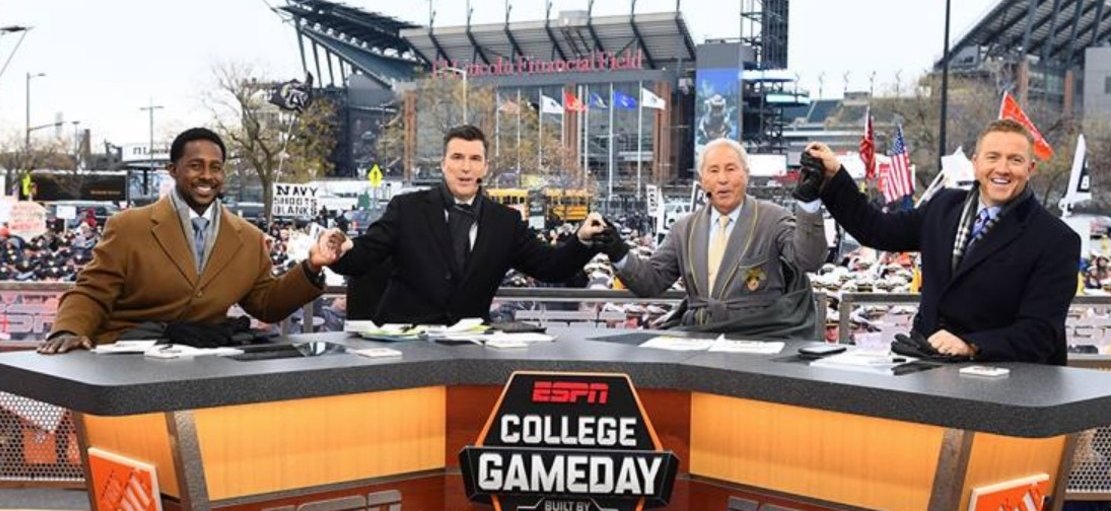 3/ Second from the left is Rece Davis, who never played ball. Very engaging host. The others on the desk are former players and/or coach.