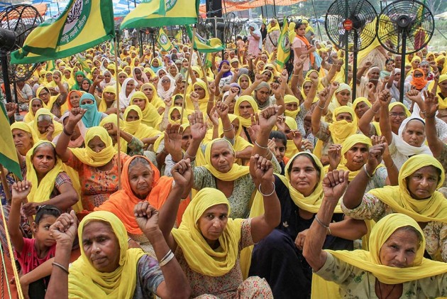 BhattiChd03's tweet photo. #WomenFarmersAgainstFarmLaws 
ਆਜਾ ਦਿੱਲੀਏ ਜੁ ਨਚਨੈ ਖੰਡੇ ਦੀ ਧਾਰ ਤੇ !?
@InderDhanoa17 
@HappySi27007475 
@gagan__sandhuz 
@sukhjinder35 
@ukmiofficial 
@Balwinder0018 
@Singh93Harpreet 
@Joginde38659491 
@GillSaa25928699 
@GABBI9988205311 
@JaskaranKhera2 
@navisandhu02 
@SandhuNagra https://t.co/i1tK0dzNj4