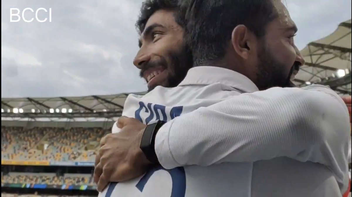 thefield_in's tweet image. What a wonderful moment! Jasprit Bumrah welcomes Mohammed Siraj back with a big hug. #AUSvIND

📸 BCCI
