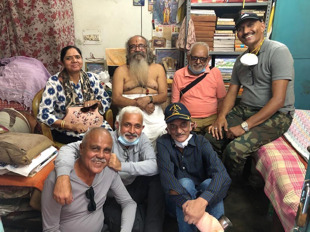 AtulyaGanga's tweet photo. गंगा मुण्डमाल परिक्रमा प्रारंभ से पहले ऋषिकेश में परम आदरणीय गोपाल बाबा का मार्गदर्शन लिया था। बाबा जी परम उदार और ज्ञान के भंडार है, उनके मार्ग दर्शन और आशीर्वाद हमारे लिए अतुलनीय है।
"सबका साथ, गंगा साफ"
#मुण्डमाल_परिक्रमा #AtulyaGanga #sabkasathgangasaaf #pollutionmapping https://t.co/6xdtgtwNIr