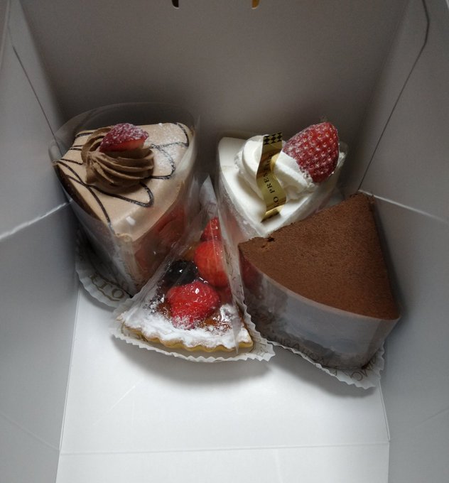 ケーキと紅茶も買ってきた 