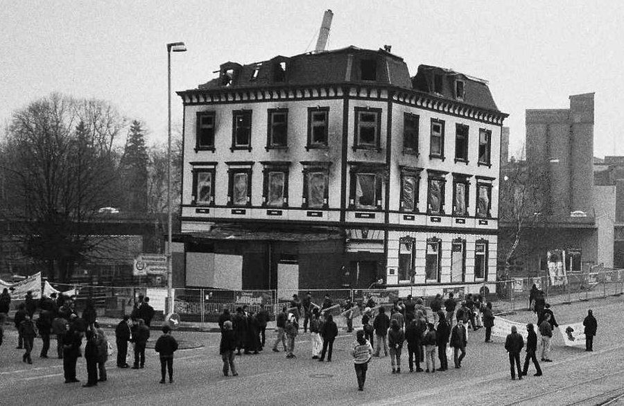 OpferNaziGewalt's tweet photo. 18.01.96: Zehn Menschen sterben bei einem Brandanschlag auf eine Flüchtlingsunterkunft in Lübeck. Die Täter werden trotz Geständnis nie verurteilt. Hintergrund: https://t.co/gN4Pio2yww #KeinVergessen https://t.co/QSPeZFYWRM