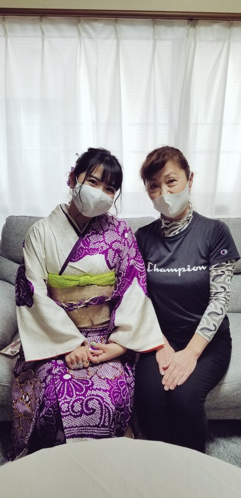 HvsoDVh3MSDpSIh's tweet image. 室蘭市で成人式が開催され、
無事に成人を迎えました😍😄
3歳から和太鼓を始めて、何事も諦めないという精神力を持ったメンバーが自宅に挨拶&amp;amp;お披露目に来てくれました✨🌸

コロナの中、自粛された成人式でしたが😂着物姿👘が綺麗で、輝いてました❤❤❤
本当におめでとう🎉🎉🌸🌸🌸🌸🌸