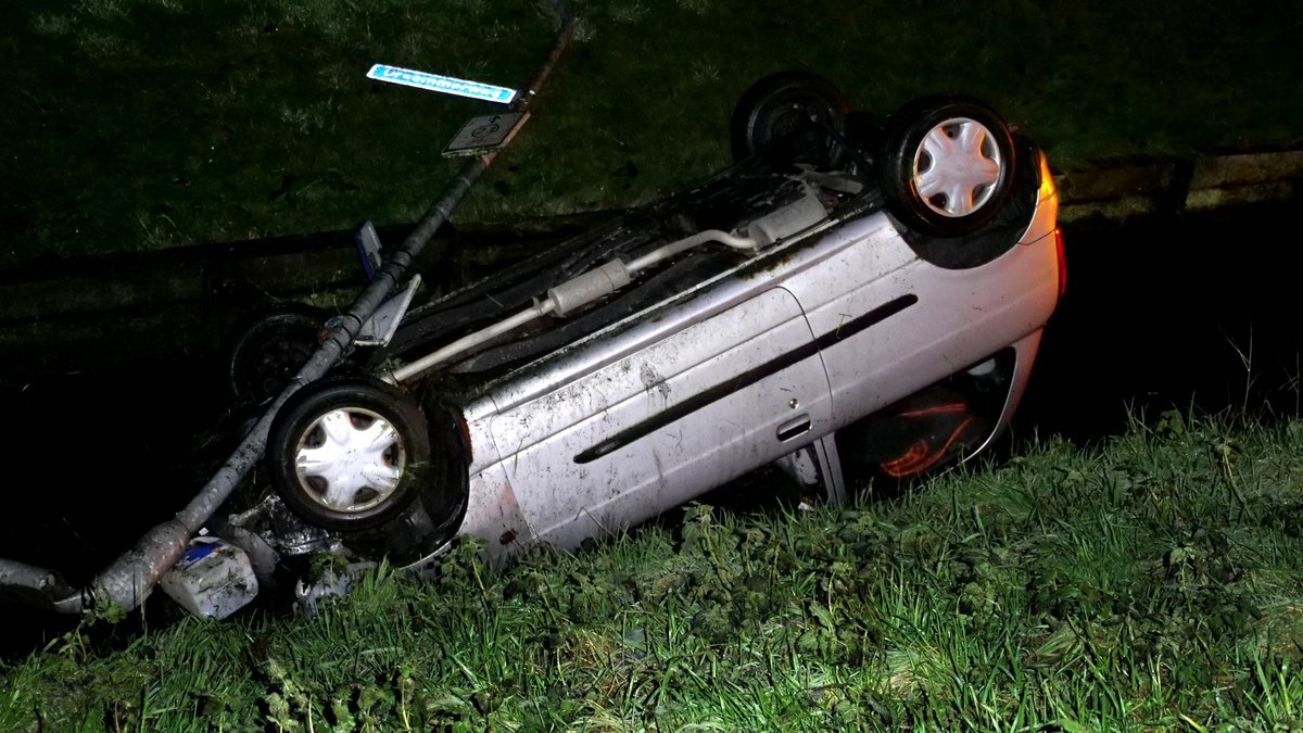 URSEM - Rond half 7 zondagmorgen kwam er een melding dat er een voertuig te water was gegaan op de Uitgang te Ursem.