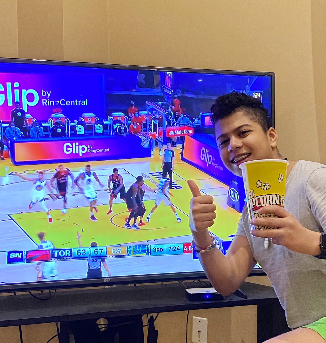 ysp_vivan's tweet photo. #WeTheNorth  cheering for Raptors #tangerinefanangle https://t.co/MbcxvJ18ba