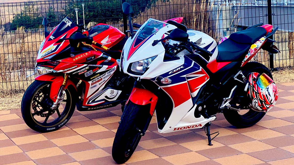 Kazuki Cbr250rr バイクの写真を撮ってる半ケツの俺の写真撮ったから使ってねって言われたからとりあえずtwitterに貼り付ける Cbr250rr Cbr250r ステッカーチューン ステッカーボム Honda バイクのある風景