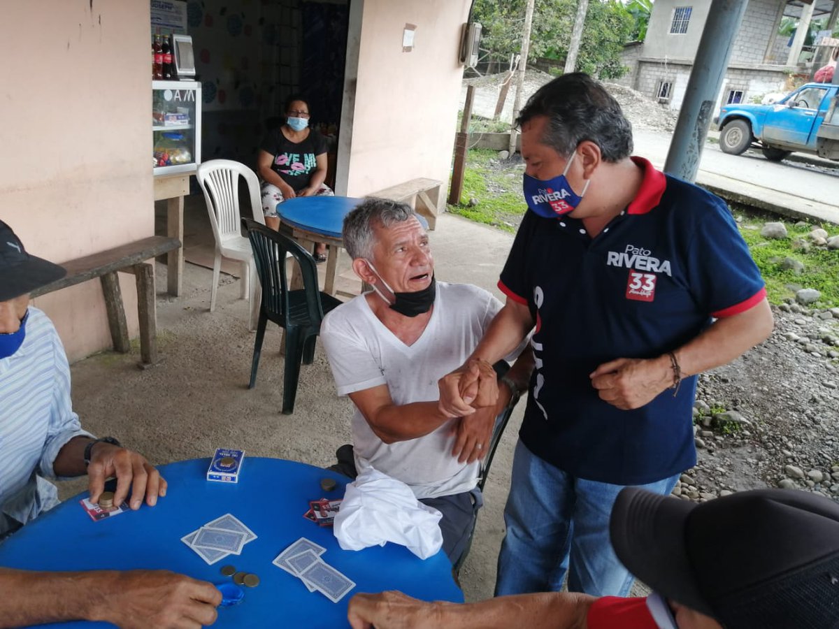 JuntosMejorar's tweet photo. La campaña que emprendimos en Pangua observamos un juego de naipes como parte de su contidianidad.  Gente sencilla que me permitieron entrar en sus vidas como docente hace ya 37 años. Un saludo a Guapara, la Tierra del Campeche!!!
#JuntosPodemosMejorarCotopqxi
#PoliticaDigna https://t.co/y00SX88rLq