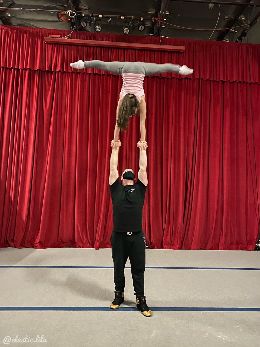 A little #handtohand with @connortbartlett of the @unbalancedacrobats 
•
•
•
#acro #acrobat #acrobaticduo #circus #cirque #handbalancing #circuseverydamnday #lepetitcirque #elasticlila