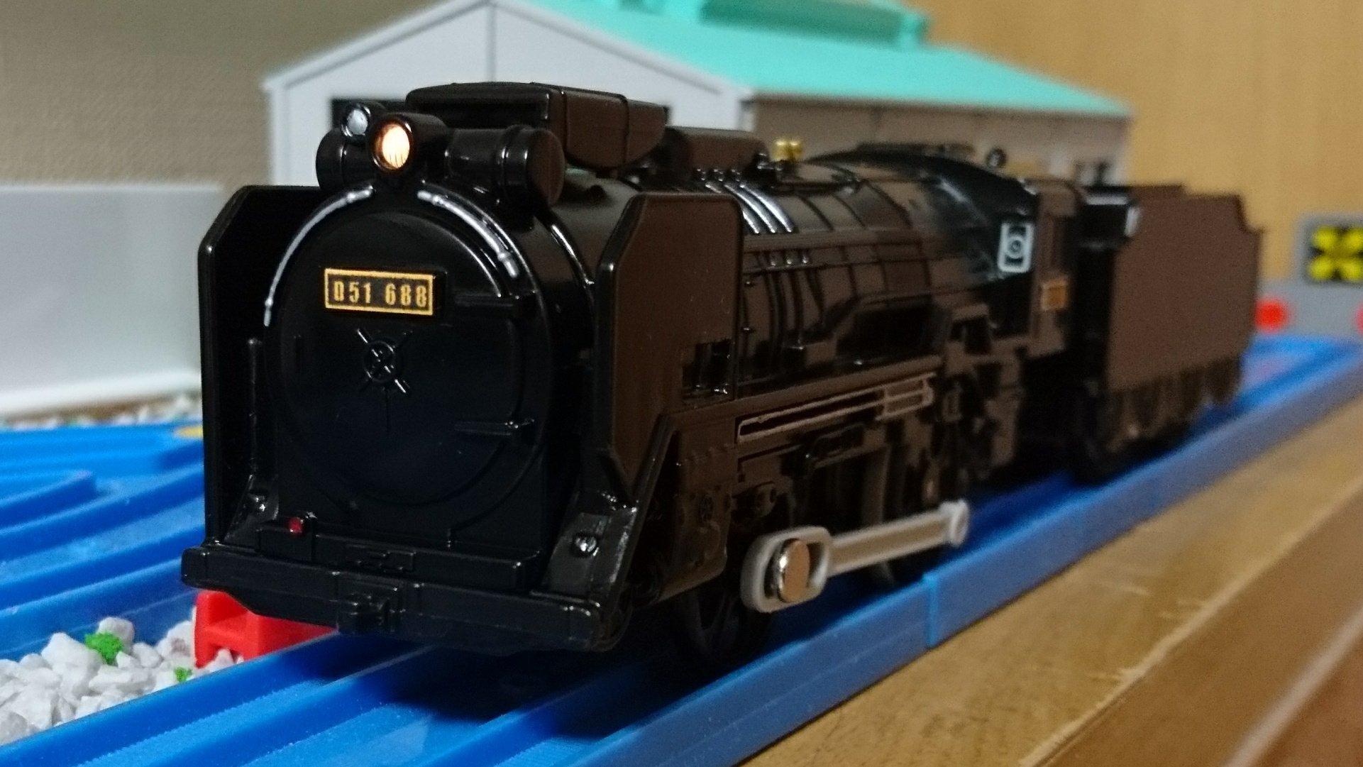 珱涼 改造プラレール D51 6 中 完成です 最終所属の中津川時代を再現しました 特徴は作業員の視認性向上の為に加工された片側のみのデフの切り欠き そして青森時代につけられたシールドビームと集煙装置です 真っ黒で味気なかったのでランボード下の