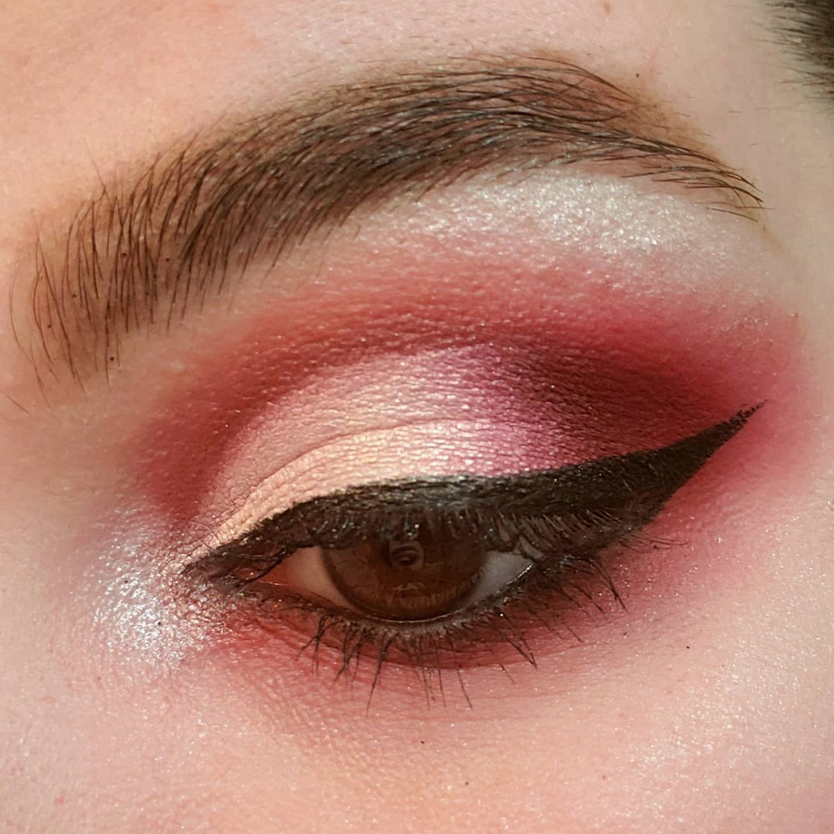 eyelinerkillz's tweet photo. heyya! i'm a self-taught makeup enthusiast who loves to experiment with bright colors and grungy looks, you can follow me on instagram @eyelinerkillz :) https://t.co/XgkL875vKu