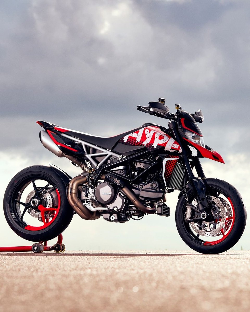 Ducati_Ru's tweet photo. Выходные пролетели почти незаметно!

С прошедшими праздниками, друзья, и удачной вам трудовой недели!

#Hypermotard950RVE #мотоциклы #Ducati https://t.co/KNFLiFgaPp