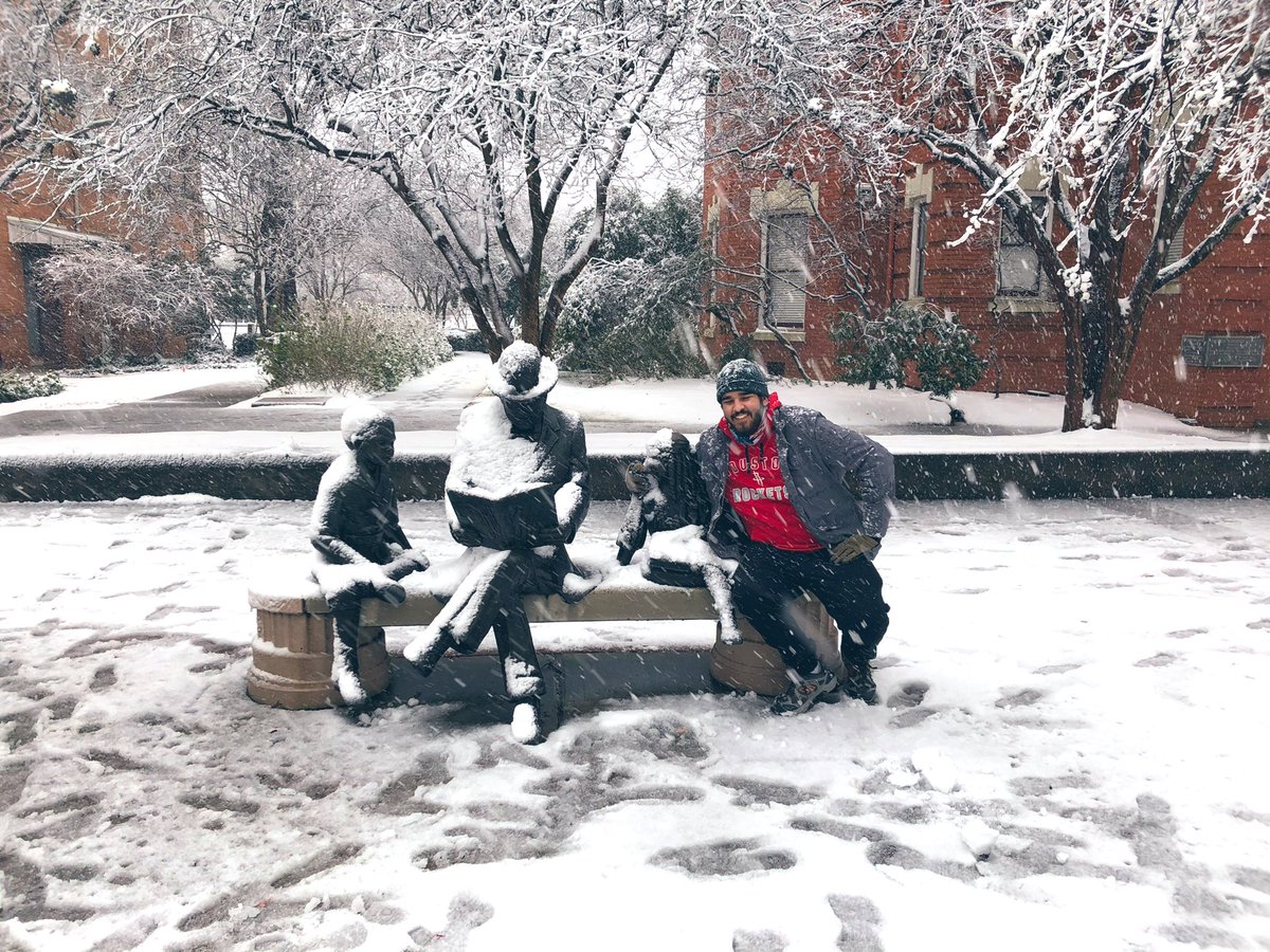 KellenFlannigan's tweet photo. It’s snowing in Texas ❄️ https://t.co/wQZaH3lF2r