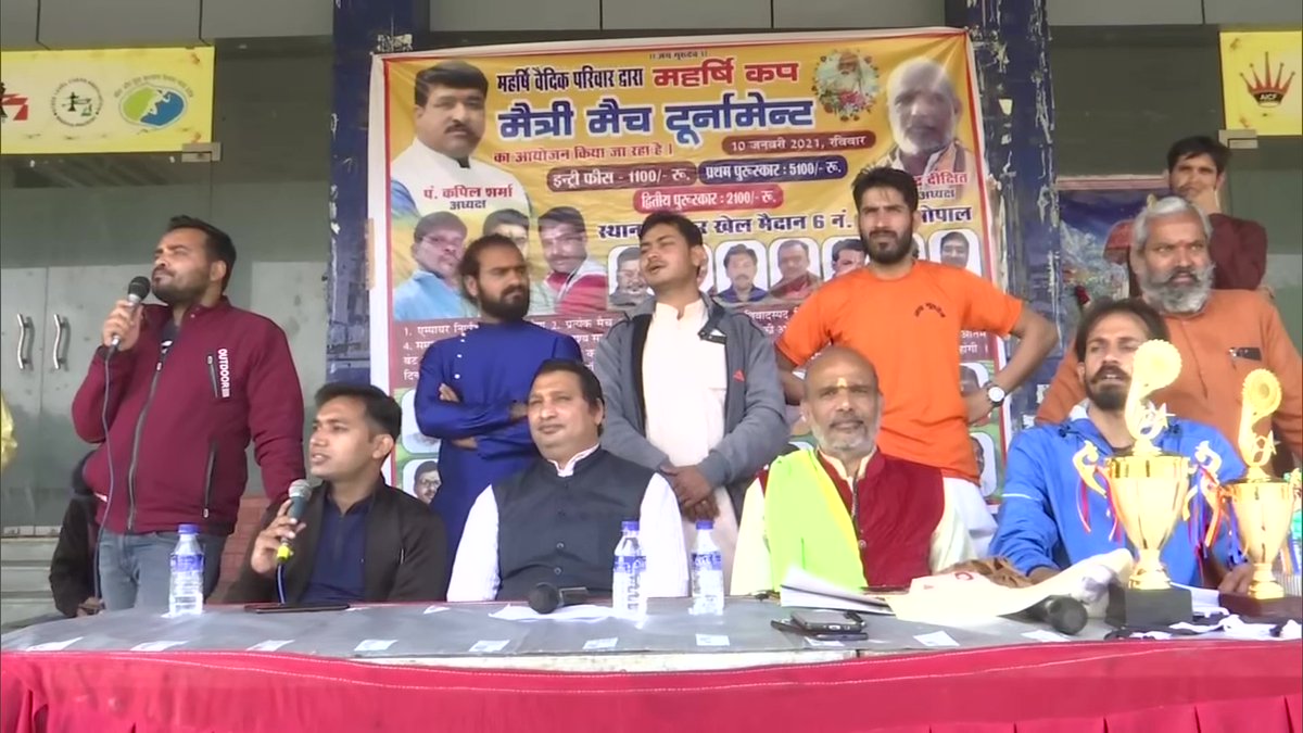 ANI's tweet photo. Madhya Pradesh: During a cricket match organised by Maharishi Vedic Parivar, all players wore dhoti and mundu and the commentary was done in Sanskrit language in Bhopal yesterday. https://t.co/VmXYrvpGtQ