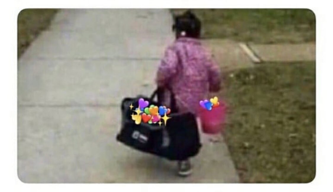monetizzabili's tweet photo. Nessuno: 
La mia migliore amica quando viene a casa mia: https://t.co/WXBbObN2i0