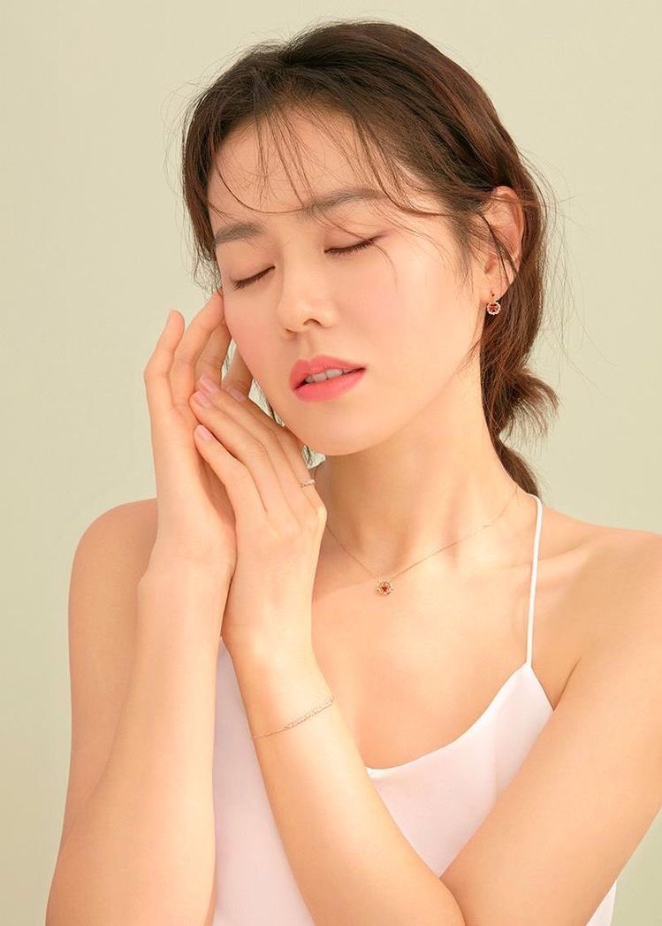 HAPPY BIRTHDAY TO THIS BEAUTIFUL LADY, SON YE-JIN!     