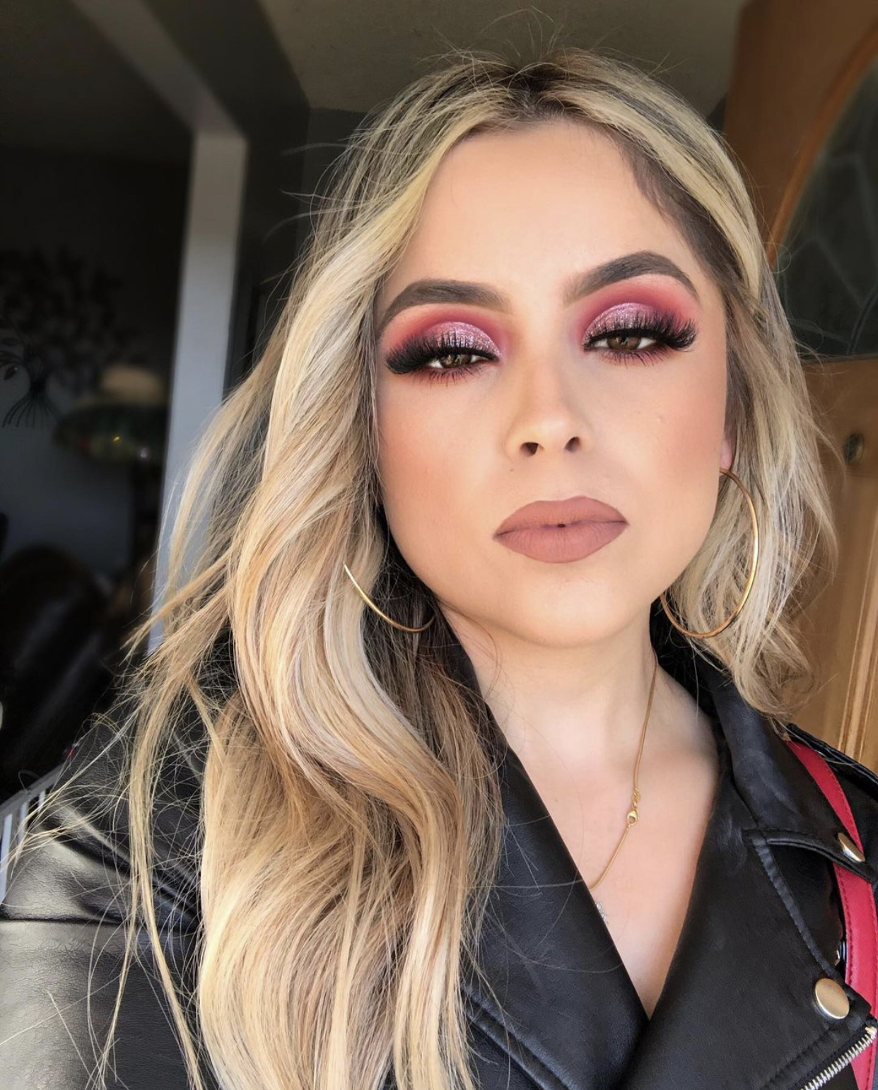 theBalm Cosmetics on X: @jessipinkk1 rockin' Hot Mama 🔥 look at that  peachy-pink glow! Who else has Hot Mama in their makeup bag?😉❤️ #thebalm  #thebalmcosmetics #blush #hotmama #cleanbeauty #crueltyfreebeauty #glam  #beauty  /