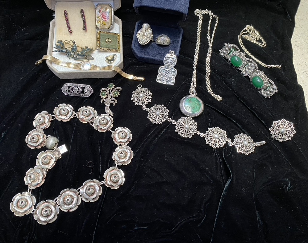 I made a bundle selling vintage &amp; costume jewelry <a href="/ClarkeNYDesign/">Clarke Auction</a>#astorgalleries  #sellyouritems conta.cc/39dNmHo