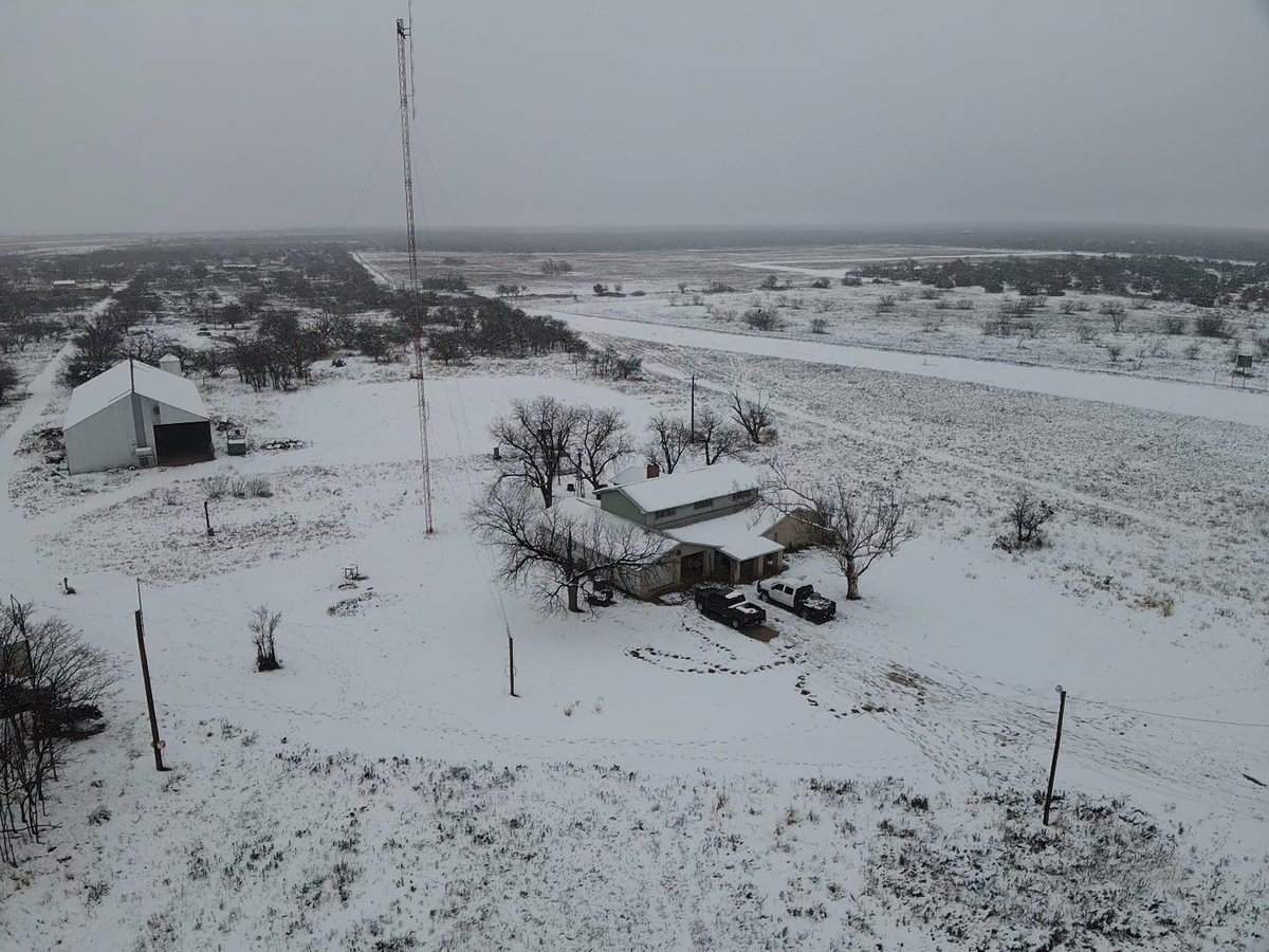 JacobWood13's tweet photo. Snow day at the ranch https://t.co/uzIqpOTsOu