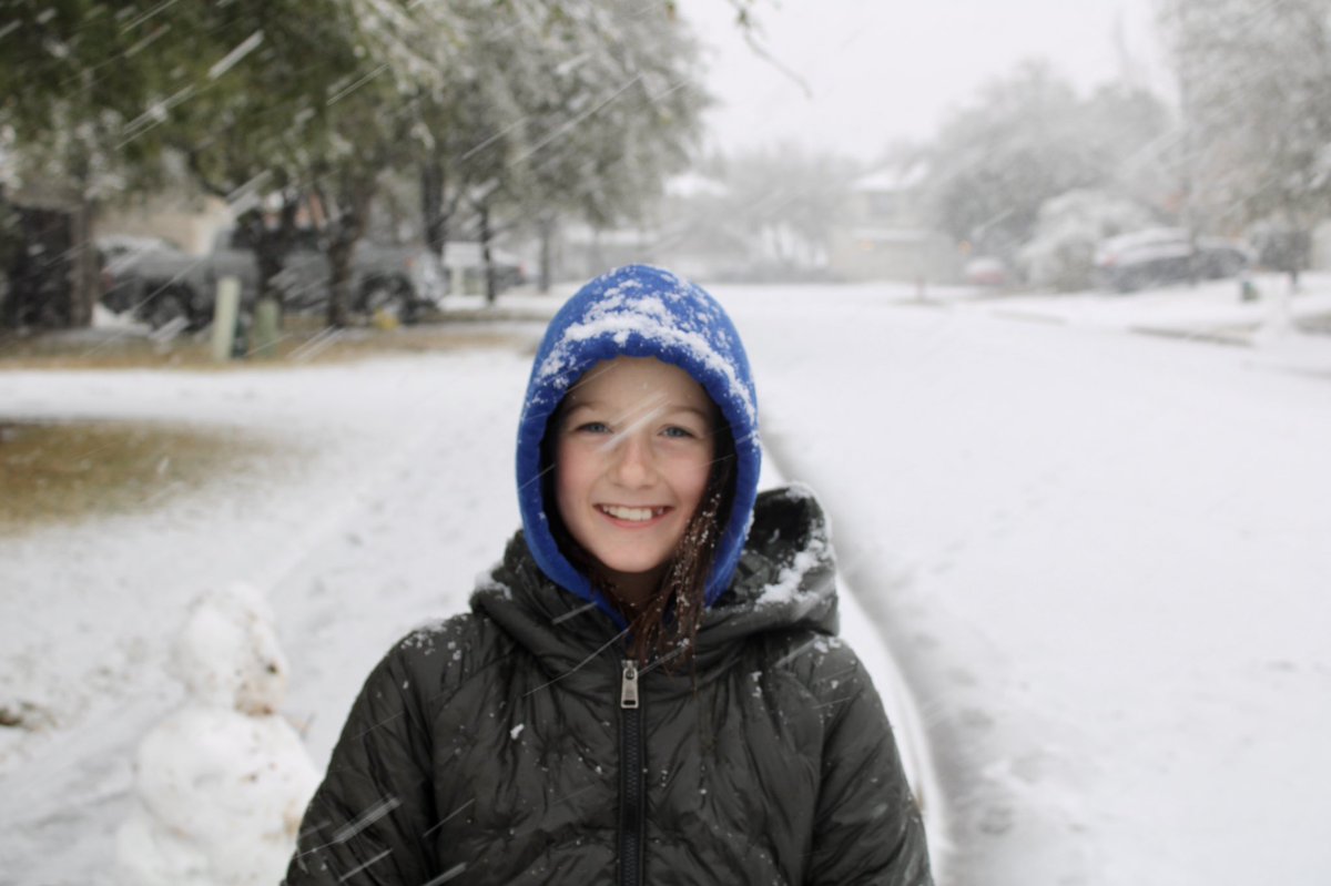 hhoffman512's tweet photo. What a beautiful #SundaySnowdown catching snowflakes and throwing snowballs. @LeanderISD https://t.co/GvRP9bOGb6