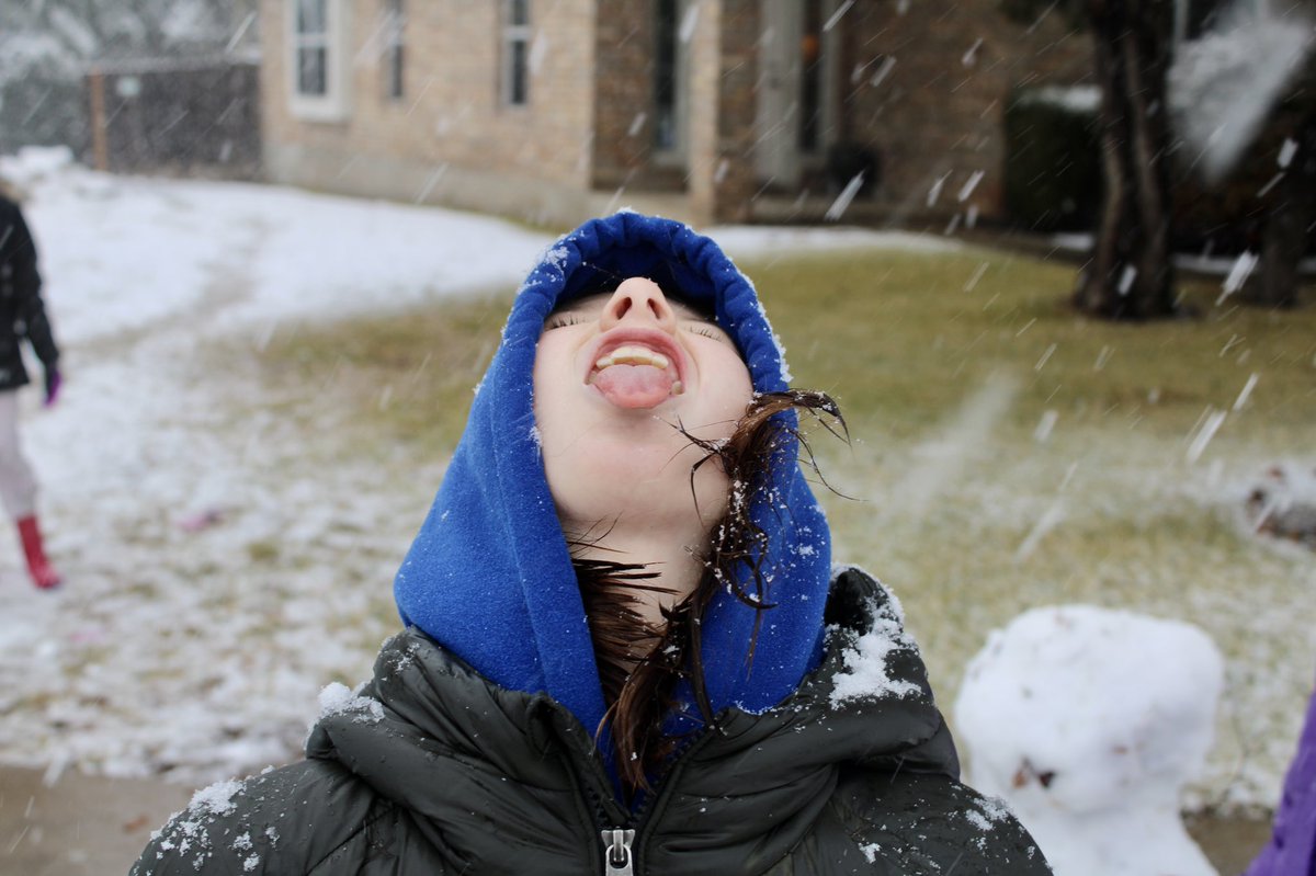 hhoffman512's tweet photo. What a beautiful #SundaySnowdown catching snowflakes and throwing snowballs. @LeanderISD https://t.co/GvRP9bOGb6