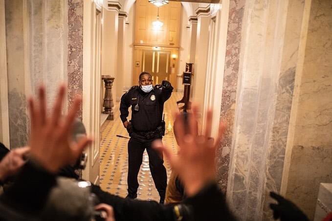 FrereRenel's tweet photo. President-Elect Biden should award him the Congressional Medal of Valor!! Eugene Goodman #President-elect Biden @JoeBiden @KamalaHarris #EugeneGoodman 
Eugene Goodman.⁣
⁣
That needs to be a household name.⁣
⁣
This brave Black man works for the Capitol Police 👮‍♀️ https://t.co/bTwmYE220k