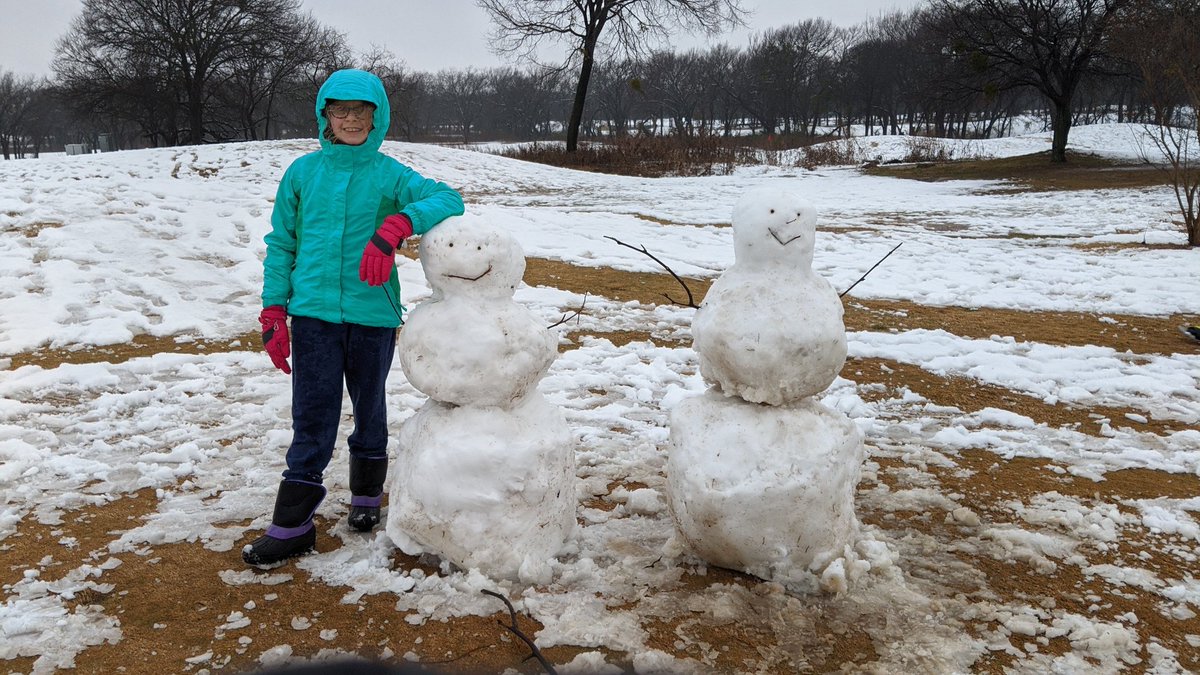 carolemc77's tweet photo. Our 9yo doesn't remember the 2015 snow, and she was so sad that there was no accumulation at our house that we decided to drive until we found some. Stopped in Burleson and built some snowmen! @wfaaweather https://t.co/OZbnYcgjwr