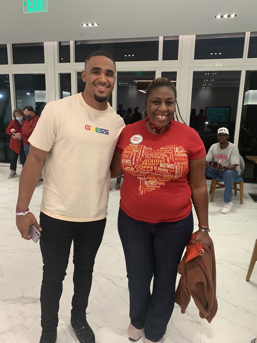 sweetteathatsme's tweet photo. What do you when you step off the elevator and see a 🐘legend!! So sweet and accommodating!! 🤗 @JalenHurts Thank you !! https://t.co/hkiAM4bUte