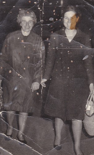 ManOnBridgeDoc's tweet image. Kitty Thomas and daughter Ina (now Tierney). Submitted by Michael  Tierney (1965)