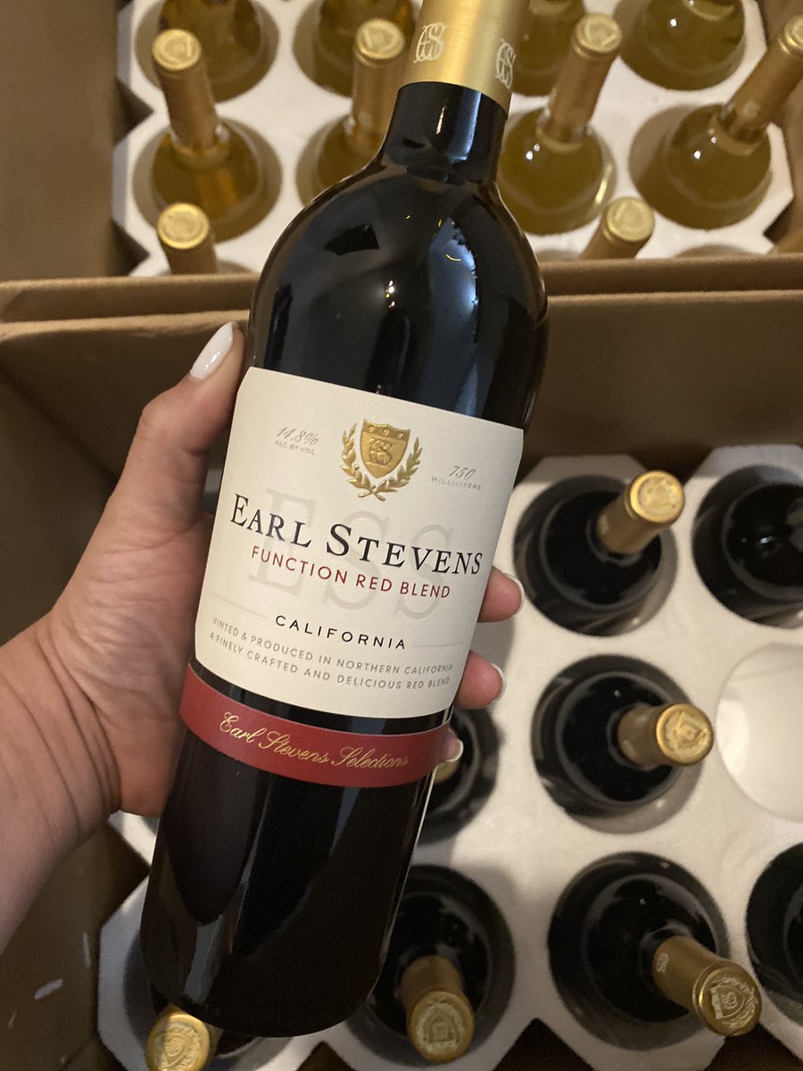 StaceyAdamz's tweet photo. Got blessed today with not one but TWO cases of wine from #EarlStevensSelections! Shoutout to @E40. #Mangoscato #FunctionRedBlend https://t.co/L6IVAC44W7