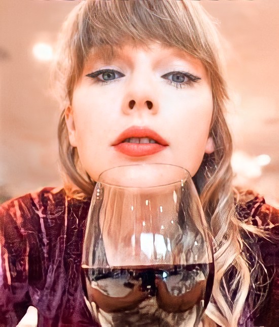 Joe Alwyn as Taylor Swift, a thread: