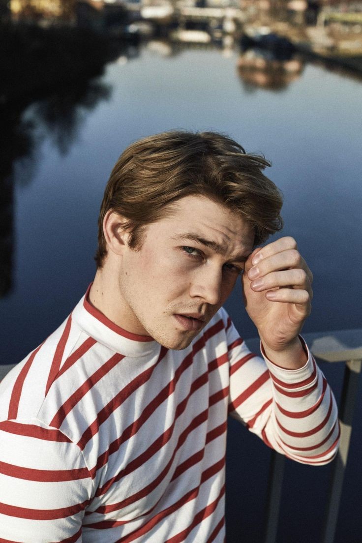 Joe Alwyn as Taylor Swift, a thread: