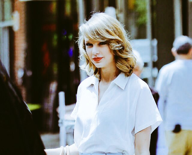 Joe Alwyn as Taylor Swift, a thread: