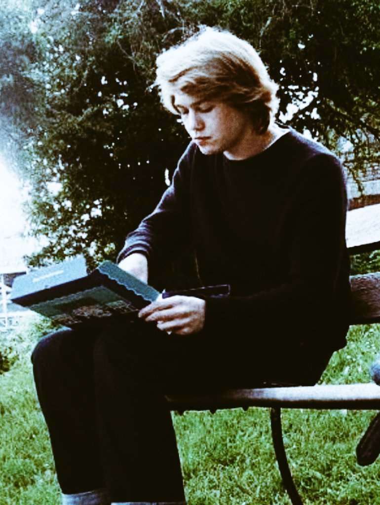 Joe Alwyn as Taylor Swift, a thread: