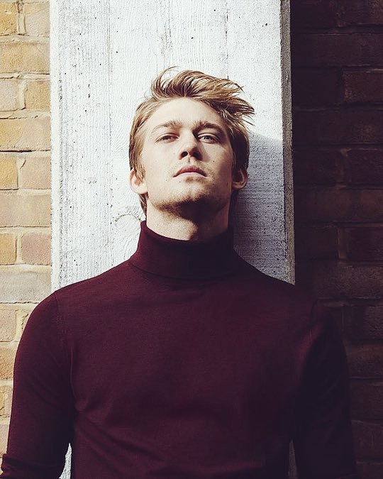 Joe Alwyn as Taylor Swift, a thread: