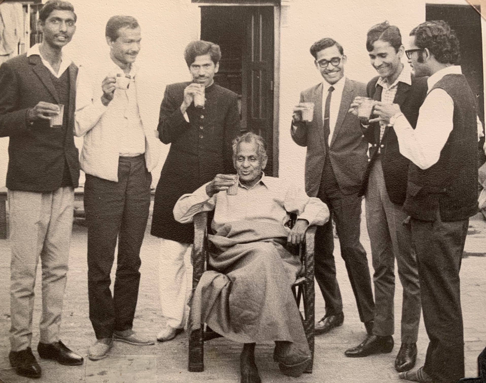 Mehr Farooqi on Twitter: "Renowned poet Firaq Gorakhpuri is seated in the  midst of Allahabad literati. Father at the extreme right has fashionable  sideburns. https://t.co/zcDP0OSwlI" / Twitter