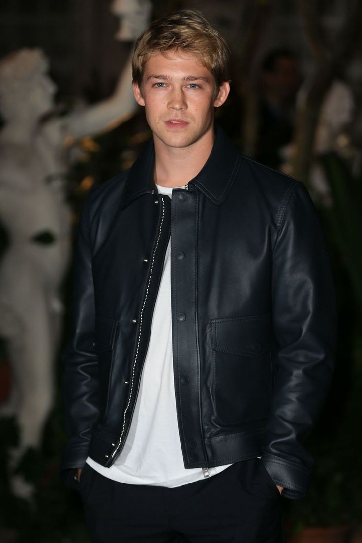 Joe Alwyn as Taylor Swift, a thread: