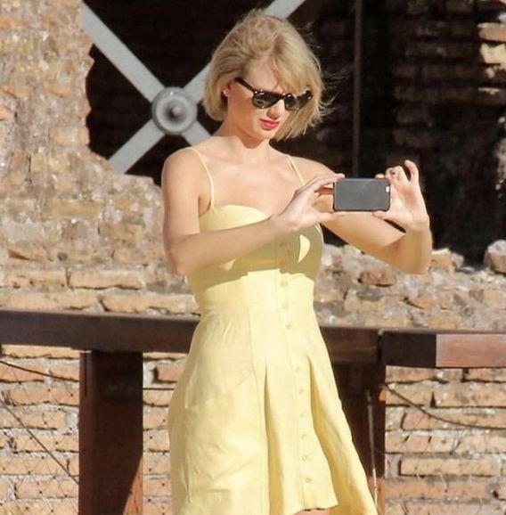 Joe Alwyn as Taylor Swift, a thread: