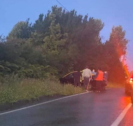 erchiloe's tweet photo. #Quellón 🚨 [Hace Instantes] 
Choque de taxi con 1 persona atrapada, liberada por personal de Bomberos y entregada a personal Samu, sector #Cheted.
#Precaución 🚧

📷 https://t.co/KYyrXh0Uyl https://t.co/LRDh9ZaX9y