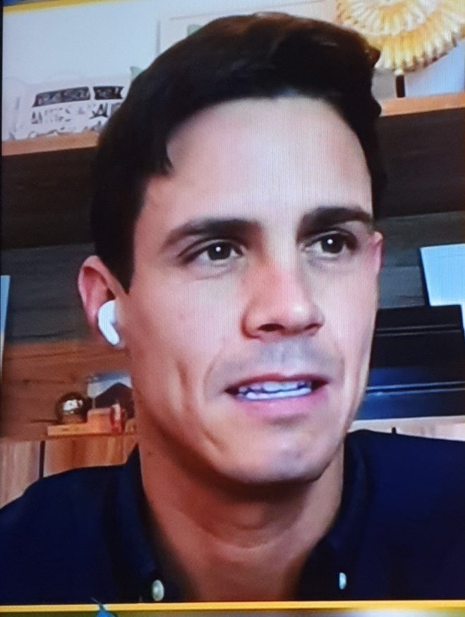 Te has dejado el pollo en la oreja <a href="/EduAguirre7/">Edu Aguirre</a> #ElChiringuitoDeMega