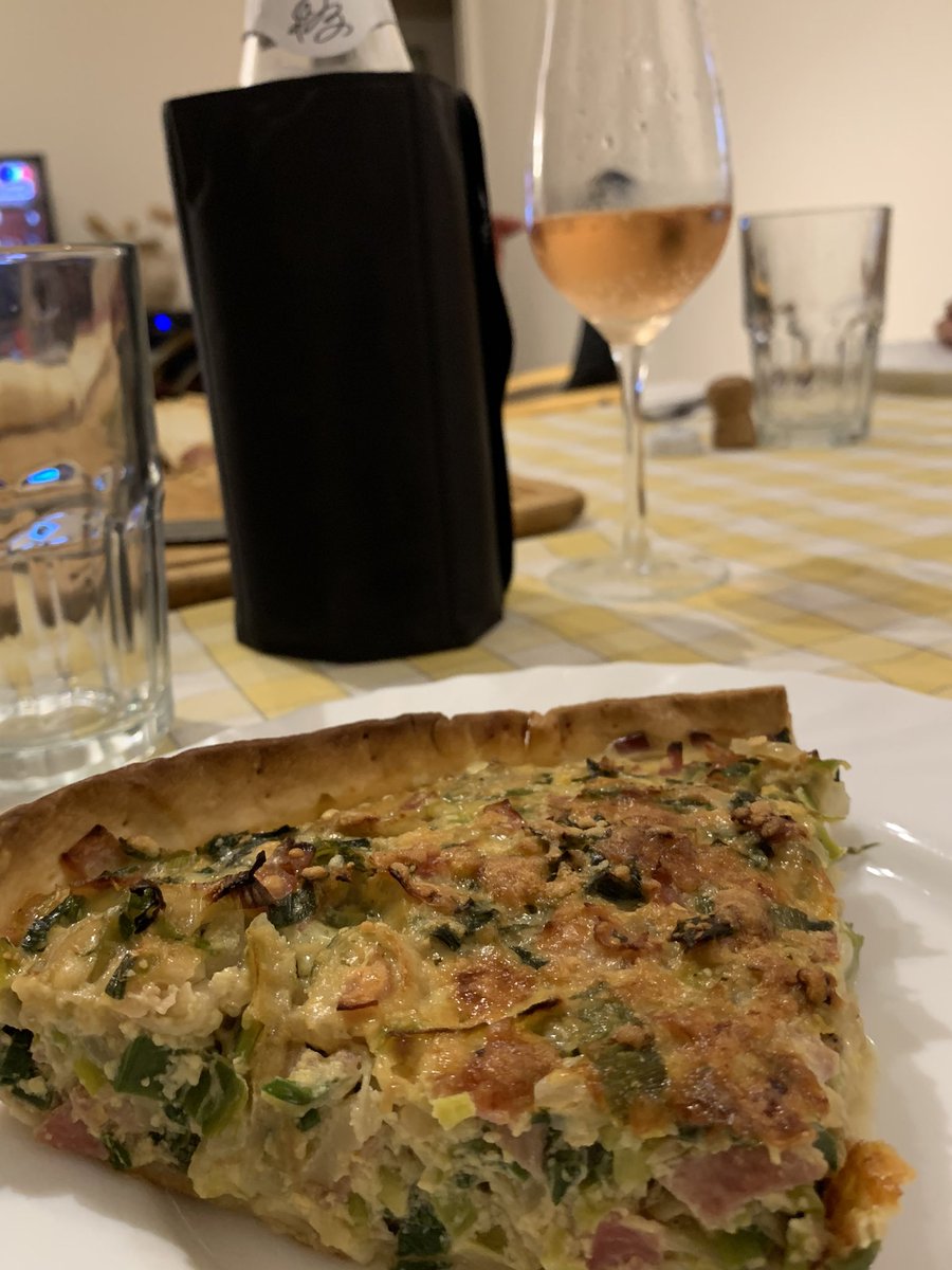 Mientras miro #MasterChefArgentina <a href="/MasterChefAR/">Masterchef Celebrity Argentina</a> le entro a una tarta casera de puerro con <a href="/domaineBousquet/">Domaine Bousquet</a> Brut #PinotNoir y #Chardonnay