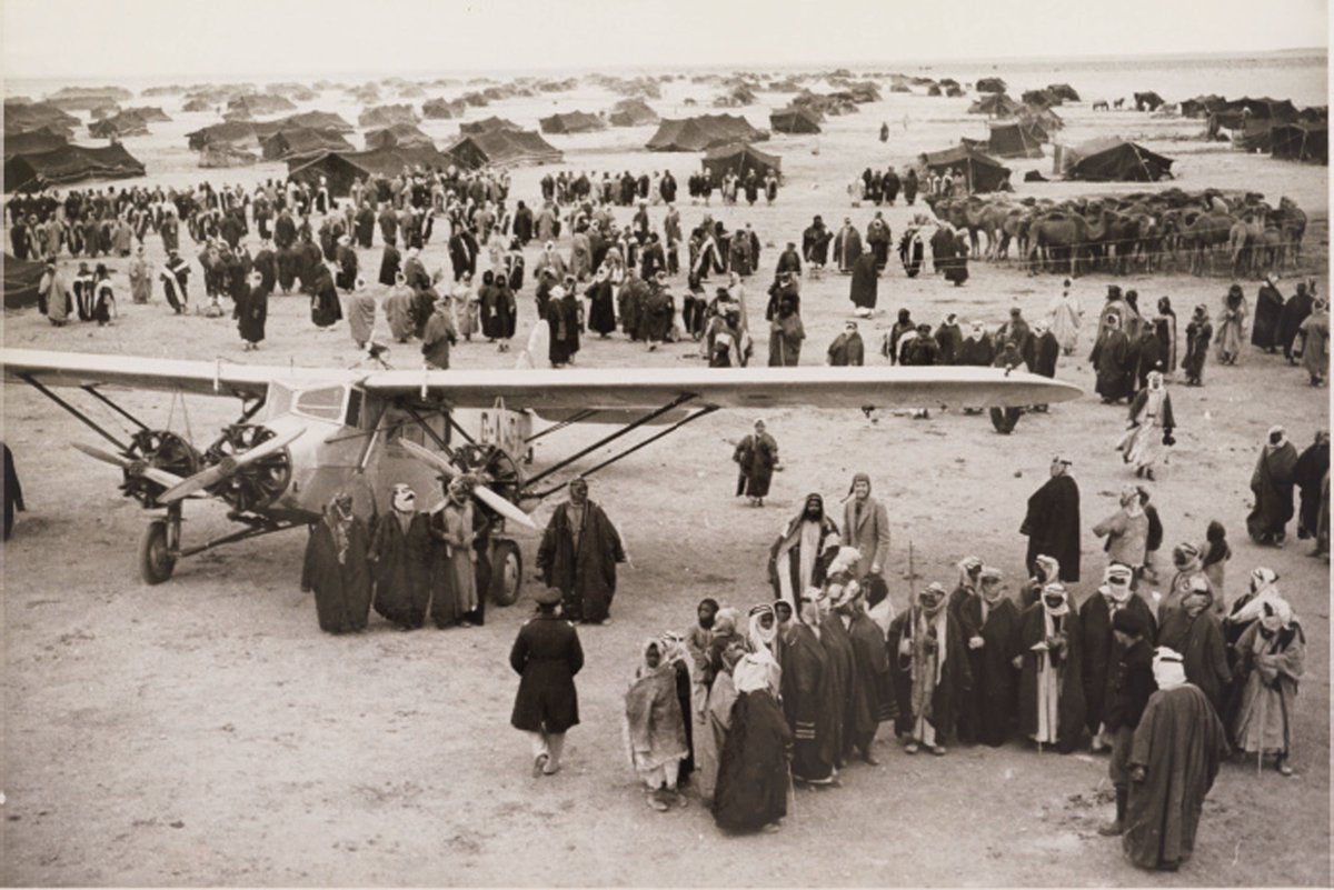 الصورة هذه غريبة ومهيبة جداً  التقطها المصور السينمائي الأمريكي "إرنست  شودساك Ernest B. Schoedsack" مخرج فلم "كينغ كونغ King Kong" والذي حصل لاحقاً على جائزة  الأوسكار. في مضارب الشيخ فواز بن نواف الشعلان عام 1933
#البدو #عنزة
